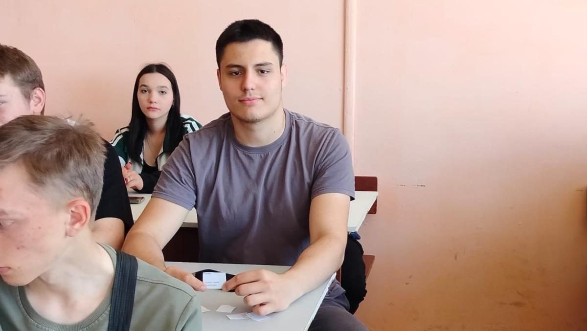 Сегодня прошла линейка, на которой Варапаева А. Н., заместитель директора по УР, чествовала ребят и кураторов, принявших участие в военно-спортивный игре "Зарница 2.0." Фото 2