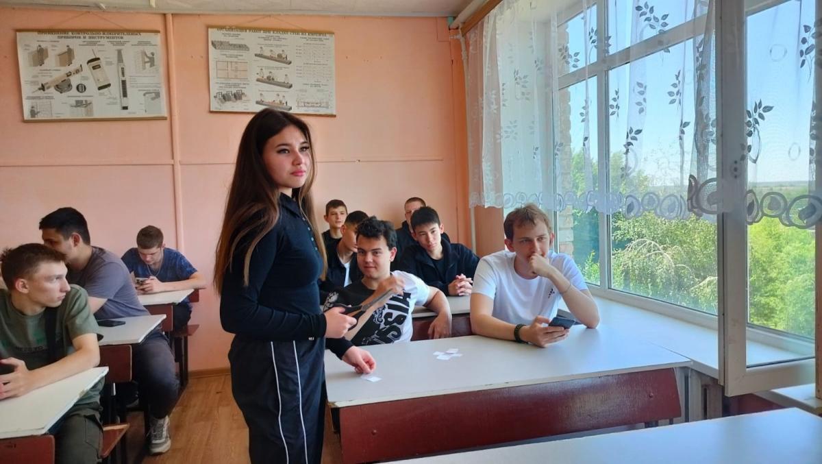 Сегодня прошла линейка, на которой Варапаева А. Н., заместитель директора по УР, чествовала ребят и кураторов, принявших участие в военно-спортивный игре "Зарница 2.0." Фото 3