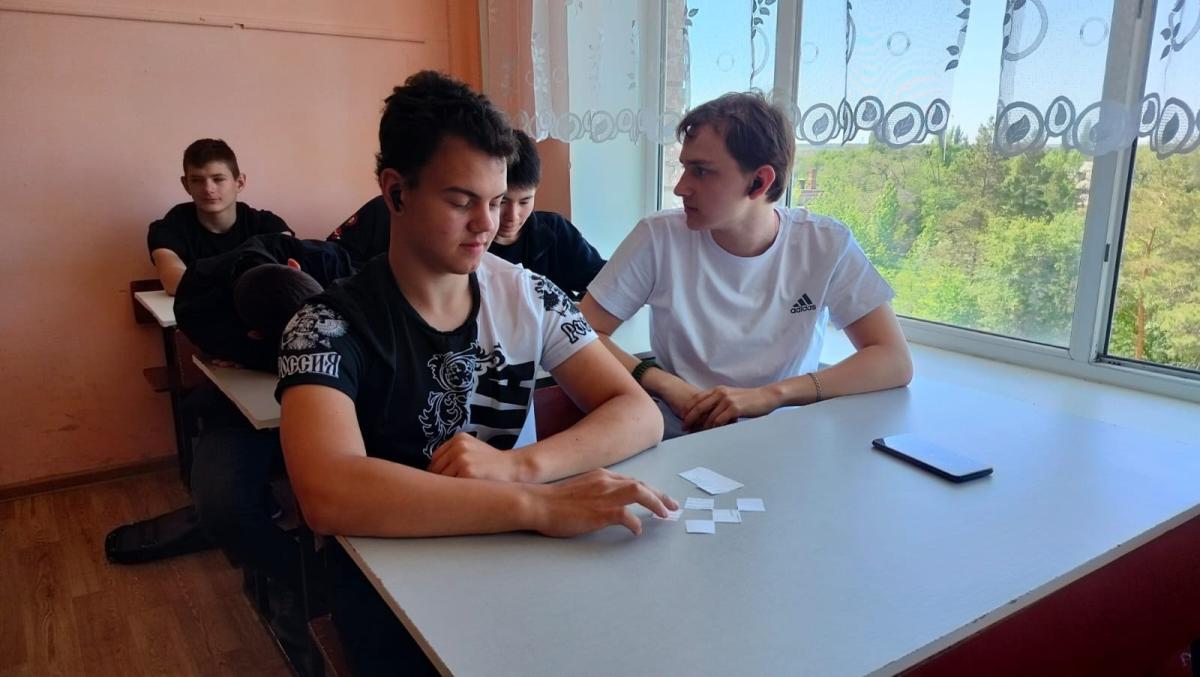 Сегодня прошла линейка, на которой Варапаева А. Н., заместитель директора по УР, чествовала ребят и кураторов, принявших участие в военно-спортивный игре "Зарница 2.0." Фото 4