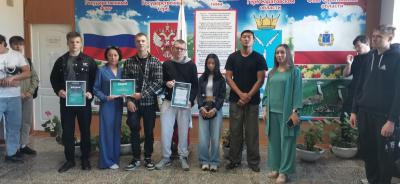 Сегодня прошла линейка, на которой Варапаева А. Н., заместитель директора по УР, чествовала ребят и кураторов, принявших участие в военно-спортивный игре "Зарница 2.0."