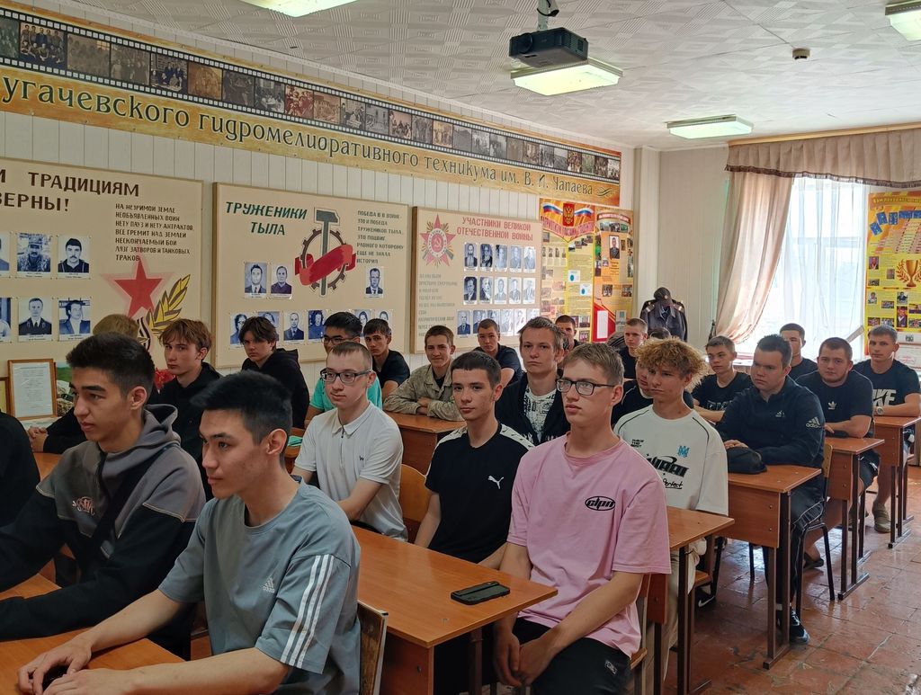 Встреча  выпускников  Пугачевского филиала с сотрудниками военного комиссариата и представителями Пугачевского муниципального района Фото 1