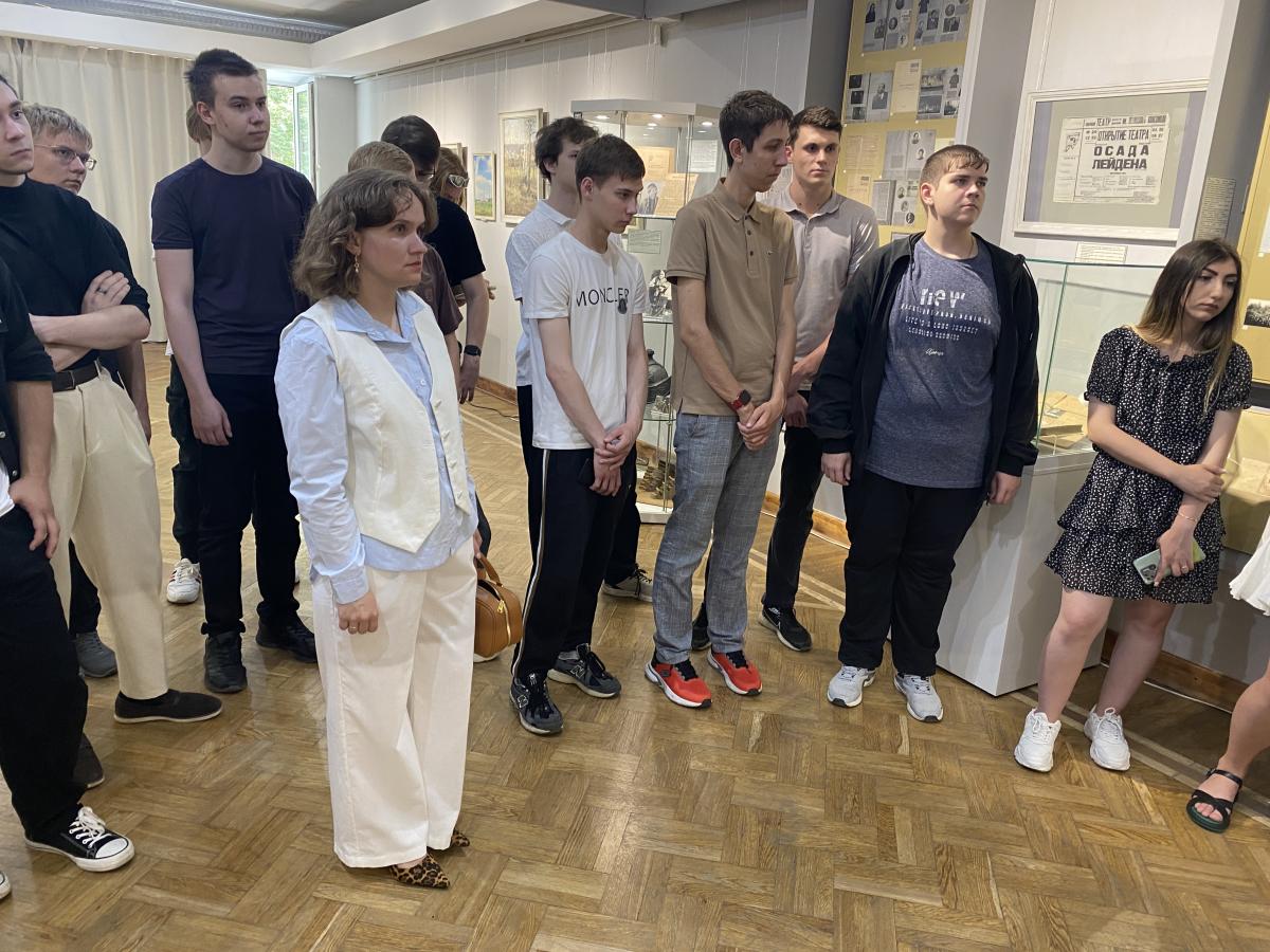 На выставке «Пока музы не молчали. Культурная и научная жизнь прифронтового Саратова» в музее-усадьбе Н.Г. Чернышевского Фото 2