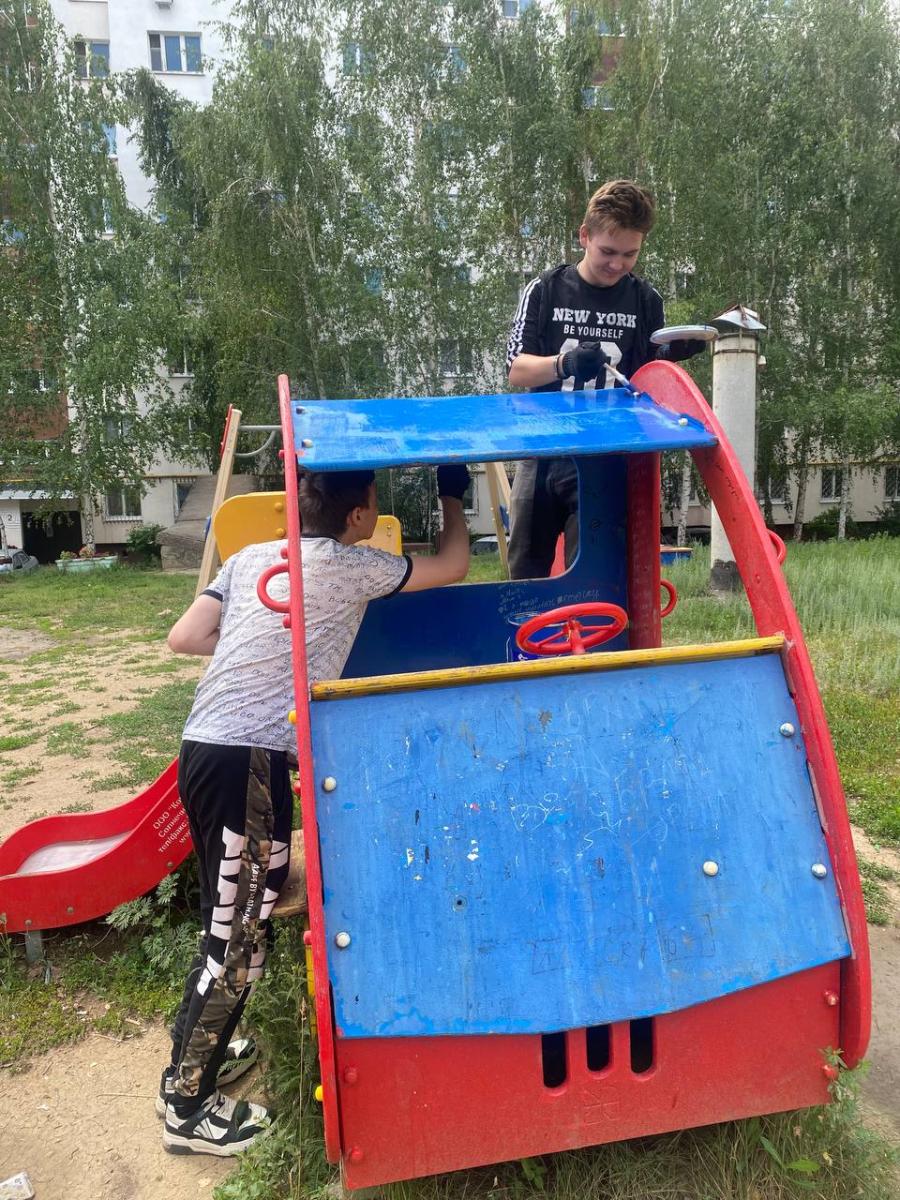 Участие студентов колледжа в благоустройстве Волжского района города Саратова Фото 1