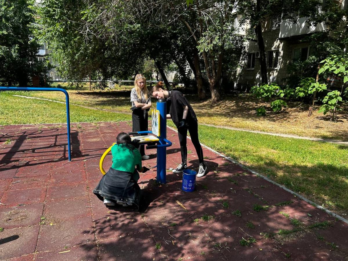 Участие студентов колледжа в благоустройстве Волжского района города Саратова Фото 4