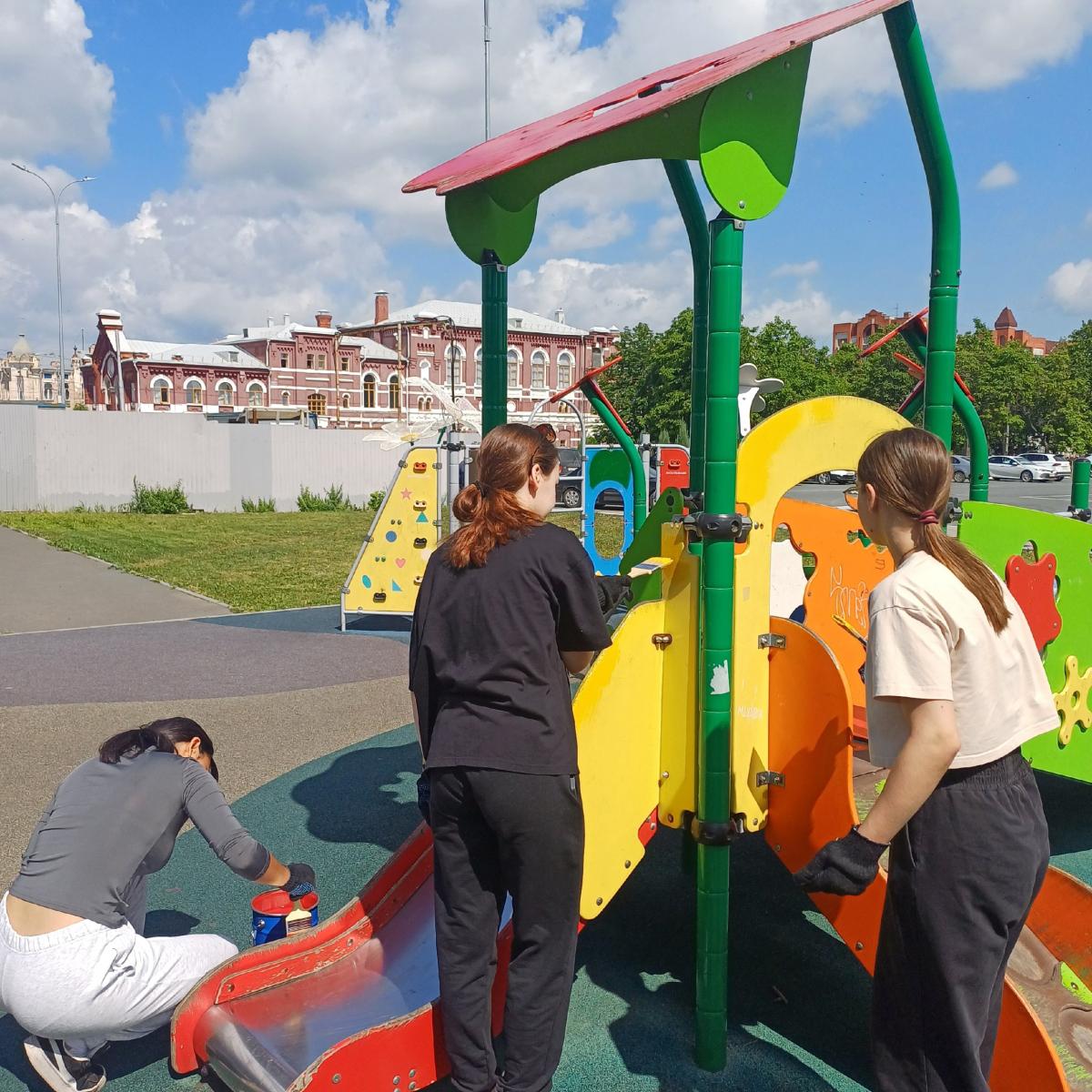 Участие студентов колледжа в благоустройстве Волжского района города Саратова Фото 8