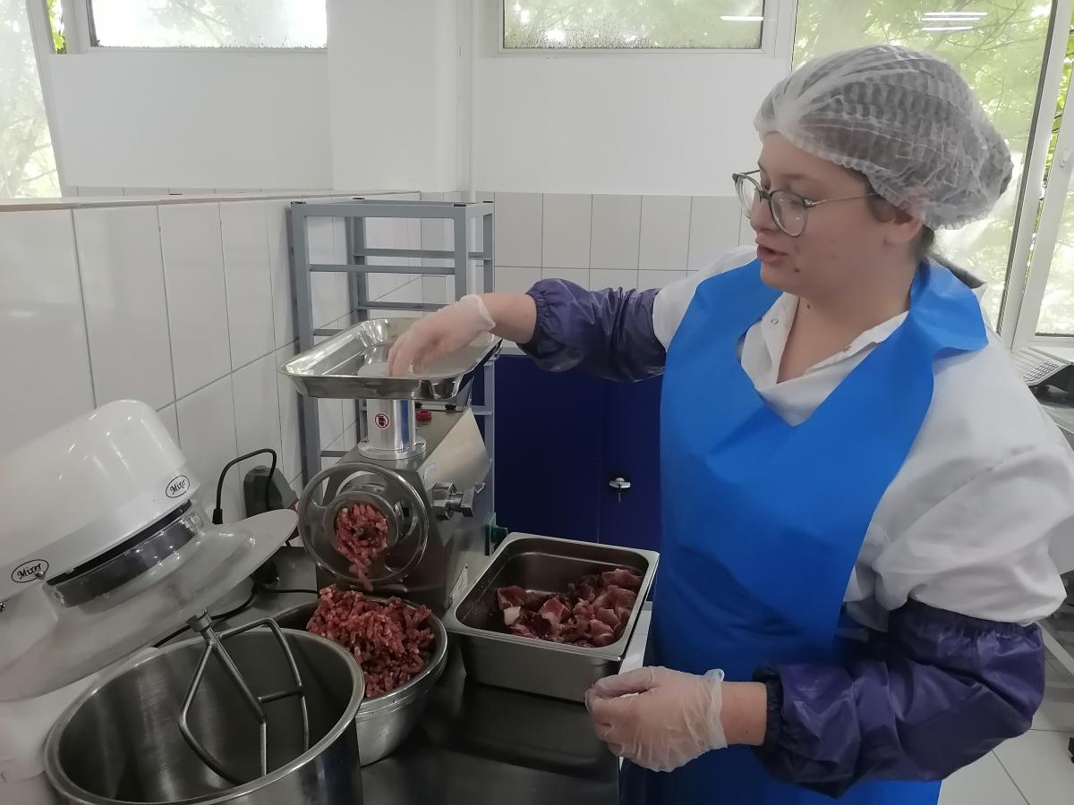 Демонстрационный экзамен специальности 19.02.12 Технология продуктов питания животного происхождения,  направленность "Производство продуктов питания из мясного сырья" ФП «ПРОФЕССИОНАЛИТЕТ» Фото 11