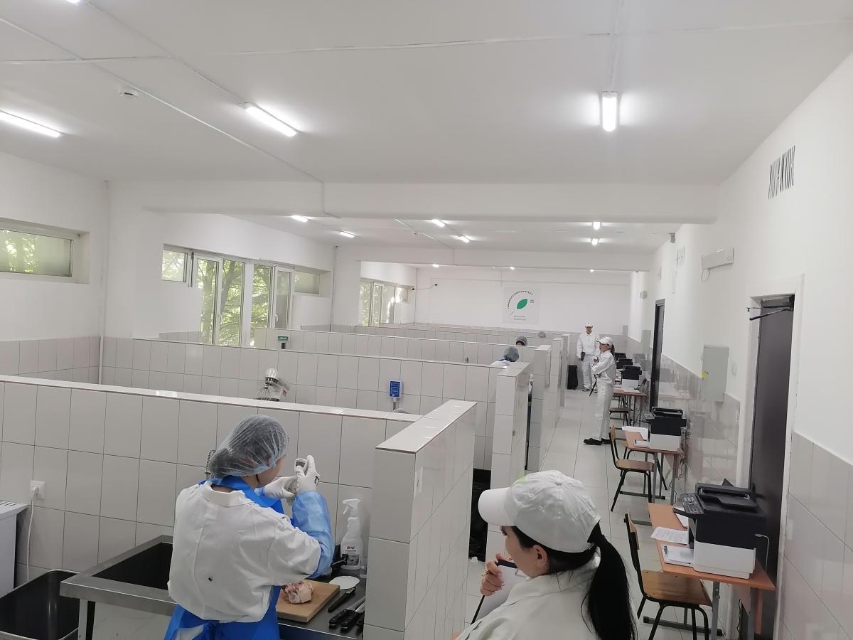 Демонстрационный экзамен специальности 19.02.12 Технология продуктов питания животного происхождения,  направленность "Производство продуктов питания из мясного сырья" ФП «ПРОФЕССИОНАЛИТЕТ» Фото 4