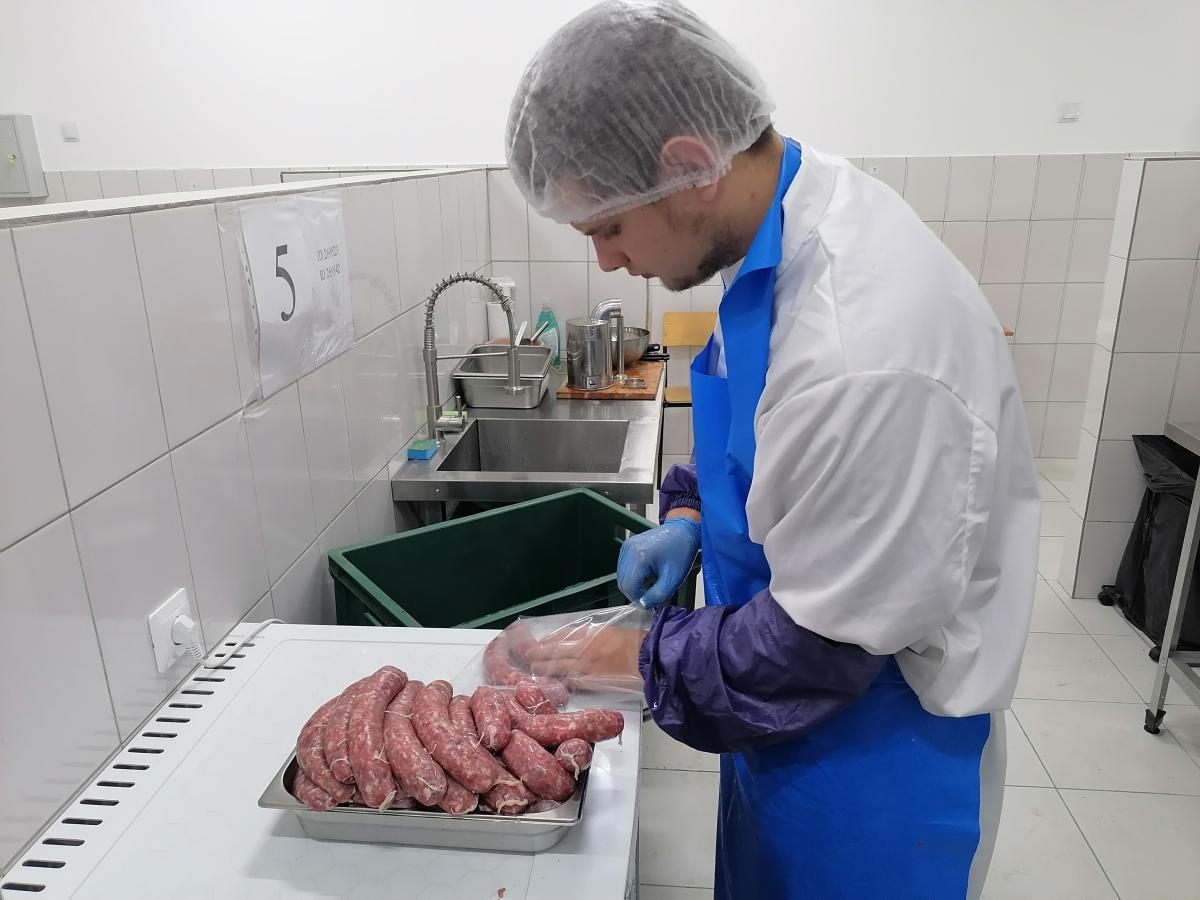 Демонстрационный экзамен специальности 19.02.12 Технология продуктов питания животного происхождения,  направленность "Производство продуктов питания из мясного сырья" ФП «ПРОФЕССИОНАЛИТЕТ» Фото 6
