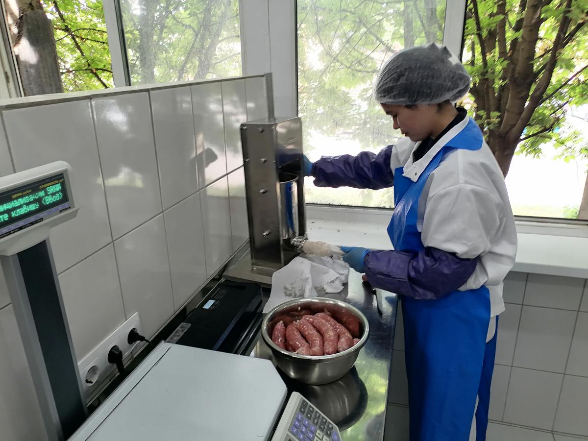 Демонстрационный экзамен специальности 19.02.12 Технология продуктов питания животного происхождения,  направленность "Производство продуктов питания из мясного сырья" ФП «ПРОФЕССИОНАЛИТЕТ» Фото 7