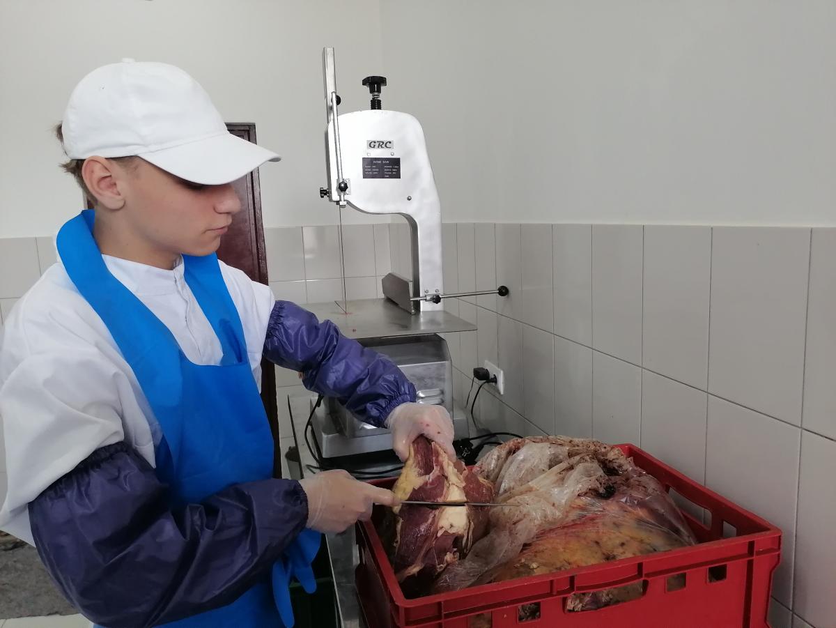 Демонстрационный экзамен специальности 19.02.12 Технология продуктов питания животного происхождения,  направленность "Производство продуктов питания из мясного сырья" ФП «ПРОФЕССИОНАЛИТЕТ» Фото 10