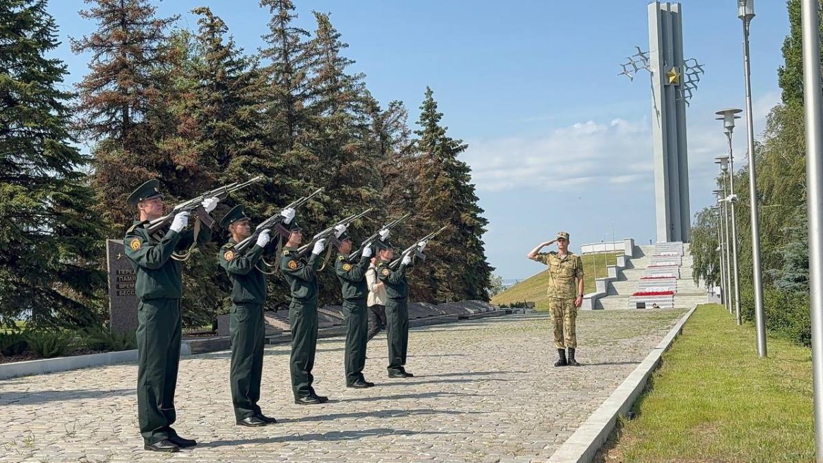 Торжественное поднятие государственного флага Фото 2