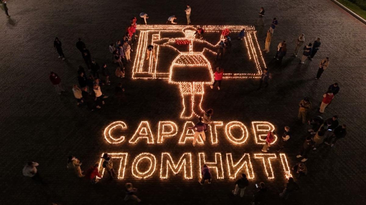Активисты Вавиловского университета - участники патриотической акции «Огненная картина войны» Фото 3