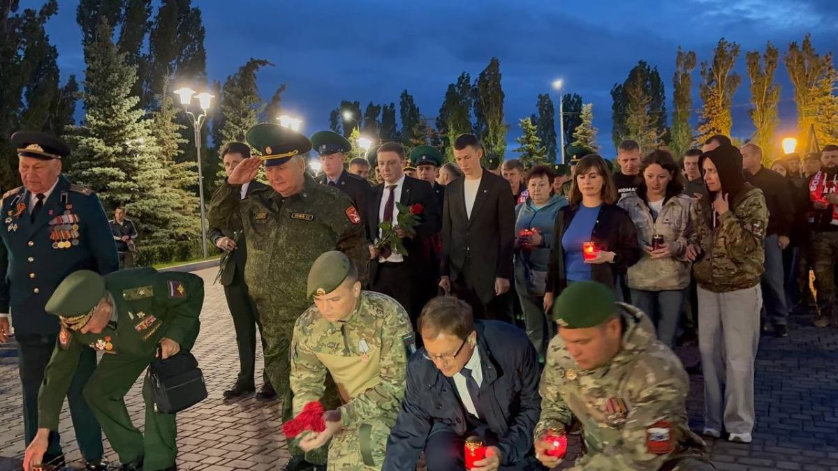 Активисты Вавиловского университета - участники патриотической акции «Огненная картина войны» Фото 4