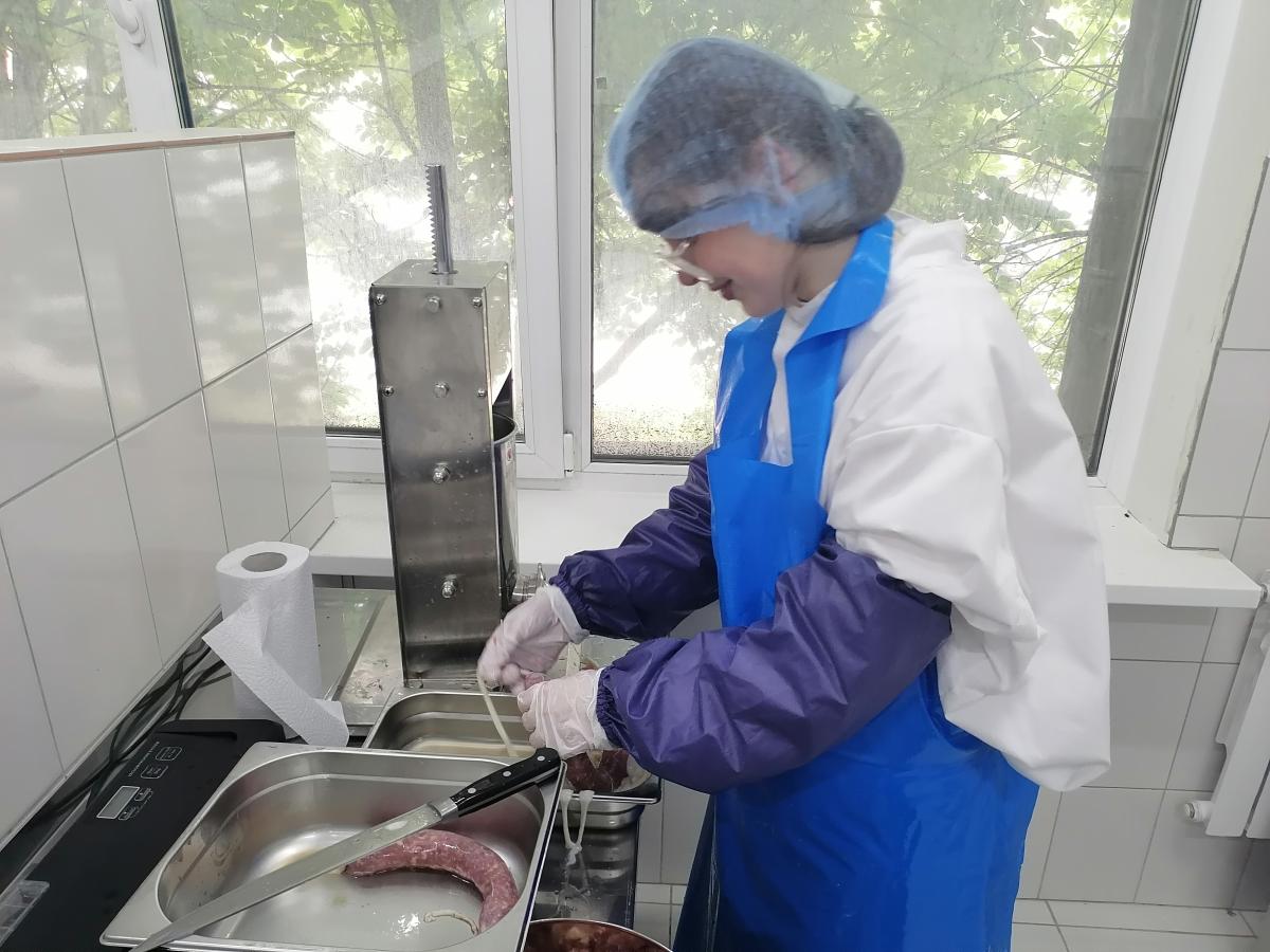 Демонстрационный экзамен профильного уровня для обучающихся специальности 19.02.12 Технология продуктов питания животного происхождения,  направленность "Производство продуктов питания из мясного сырья" ФП «ПРОФЕССИОНАЛИТЕТ» Фото 8