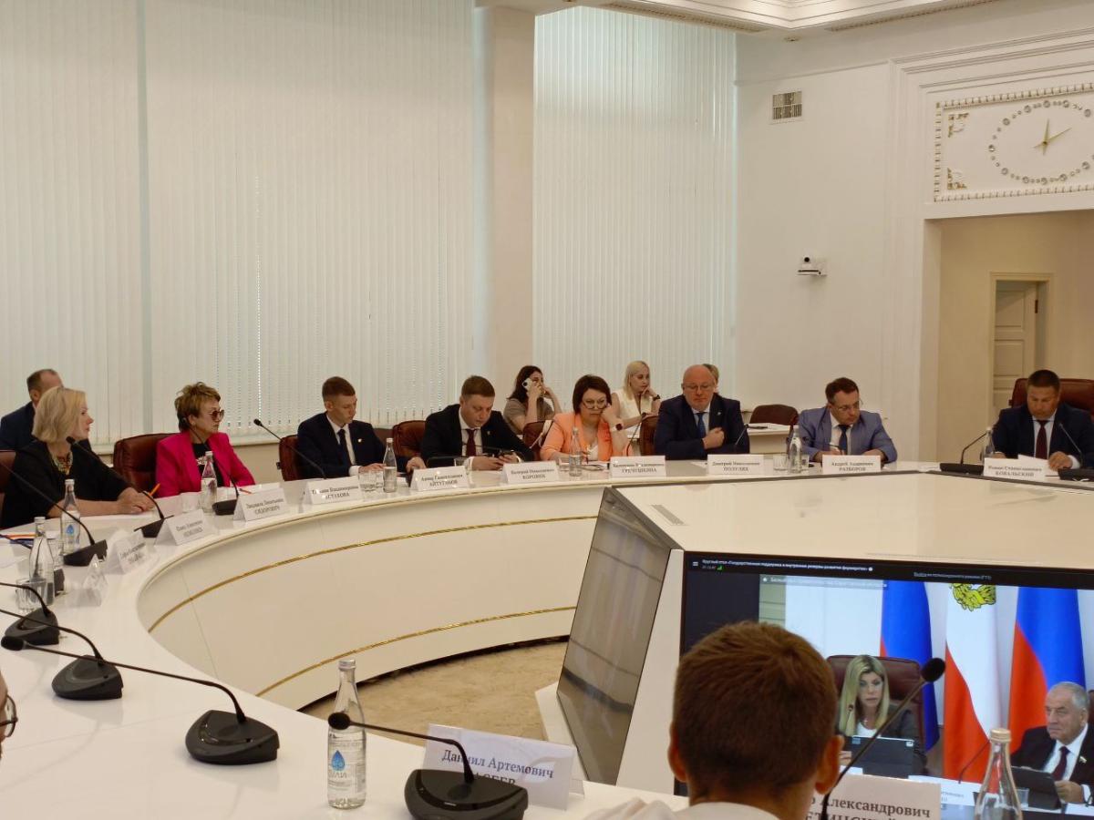 Представитель вуза выступил с докладом в Правительстве области Фото 5