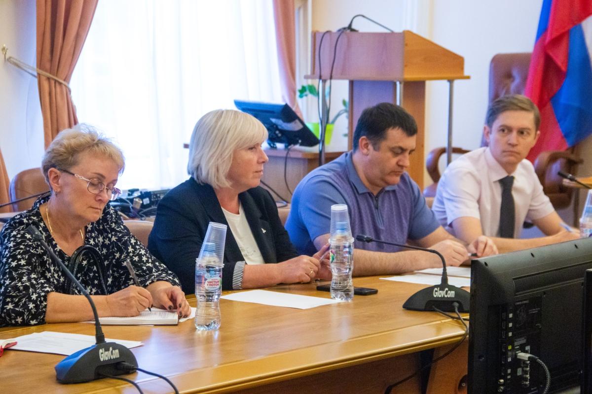 Проблему кадрового дефицита в городских службах благоустройства обсудили на совещании Фото 10