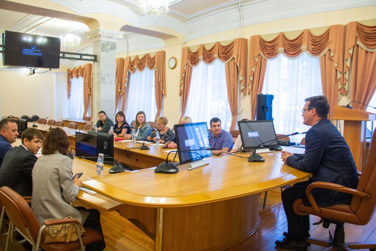 Проблему кадрового дефицита в городских службах благоустройства обсудили на совещании Фото 1