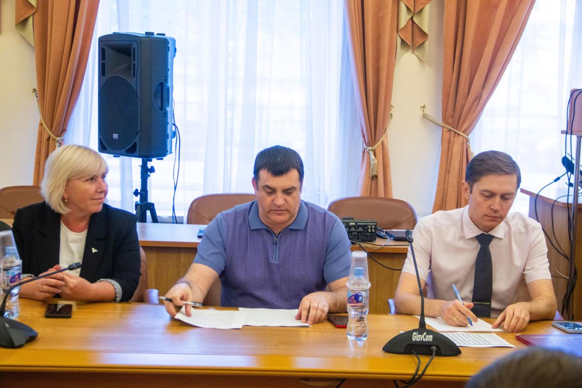 Проблему кадрового дефицита в городских службах благоустройства обсудили на совещании Фото 2