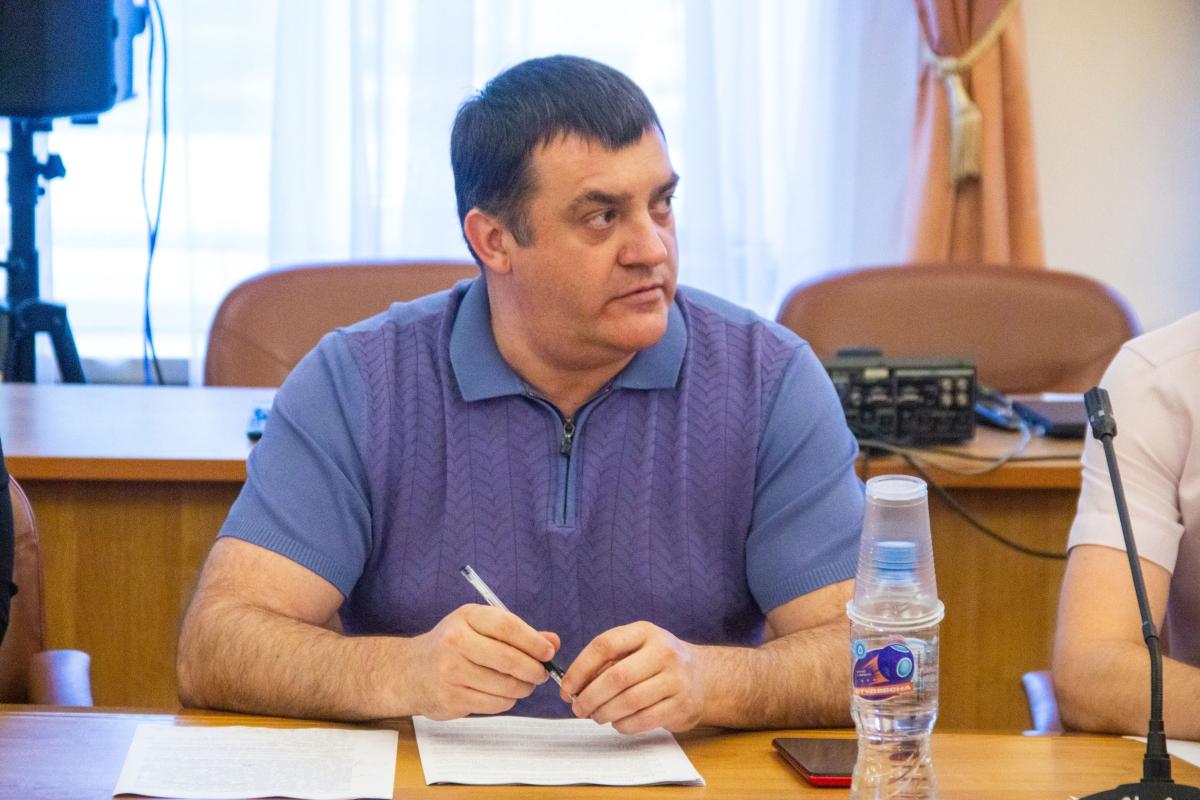 Проблему кадрового дефицита в городских службах благоустройства обсудили на совещании Фото 3