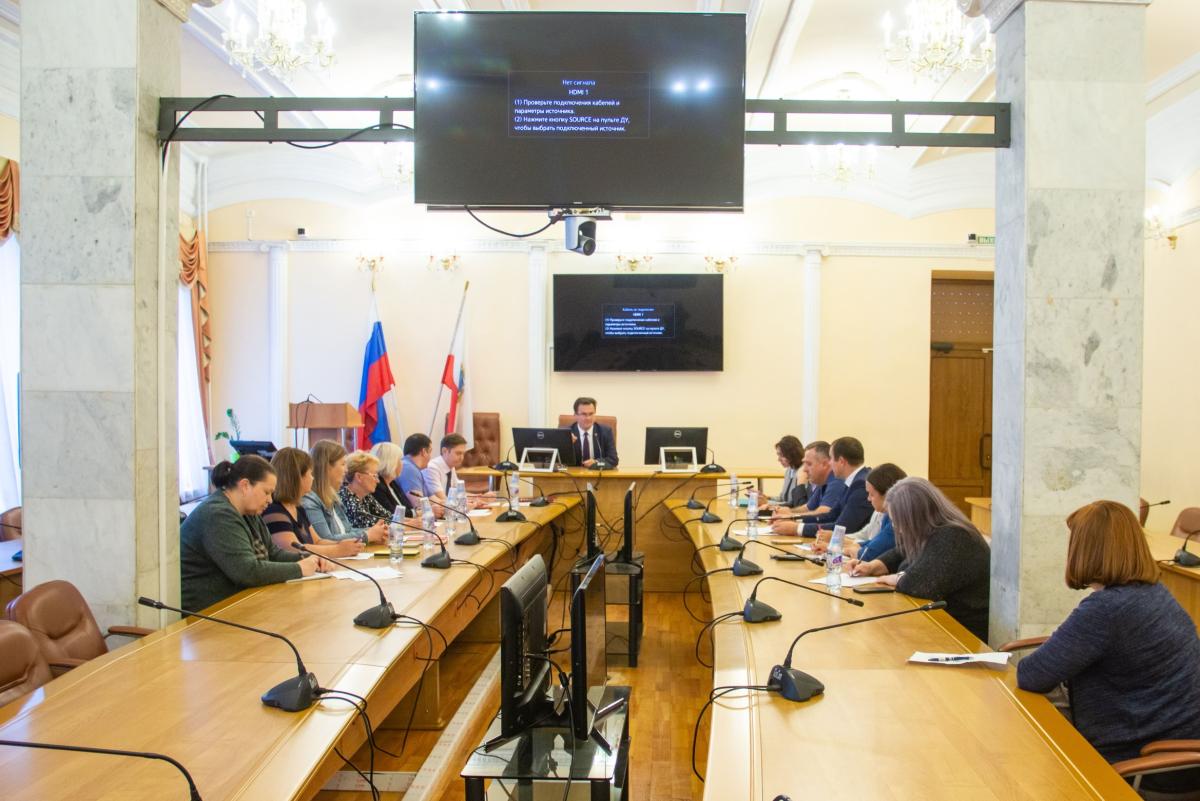 Проблему кадрового дефицита в городских службах благоустройства обсудили на совещании Фото 4
