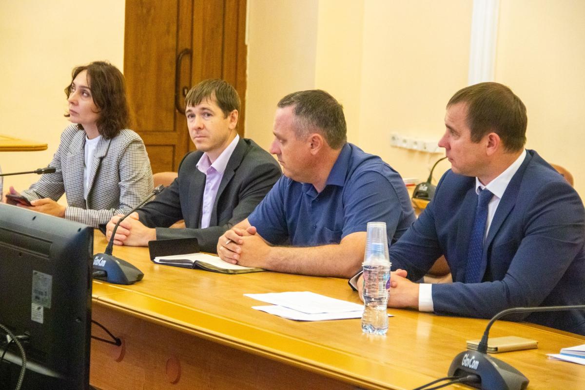 Проблему кадрового дефицита в городских службах благоустройства обсудили на совещании Фото 6
