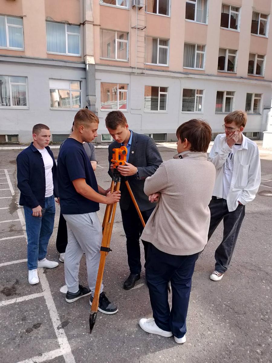 Обучающиеся направления подготовки 08.03.01. Строительство осваивают основы технологий инженерно-геодезических изысканий Фото 4
