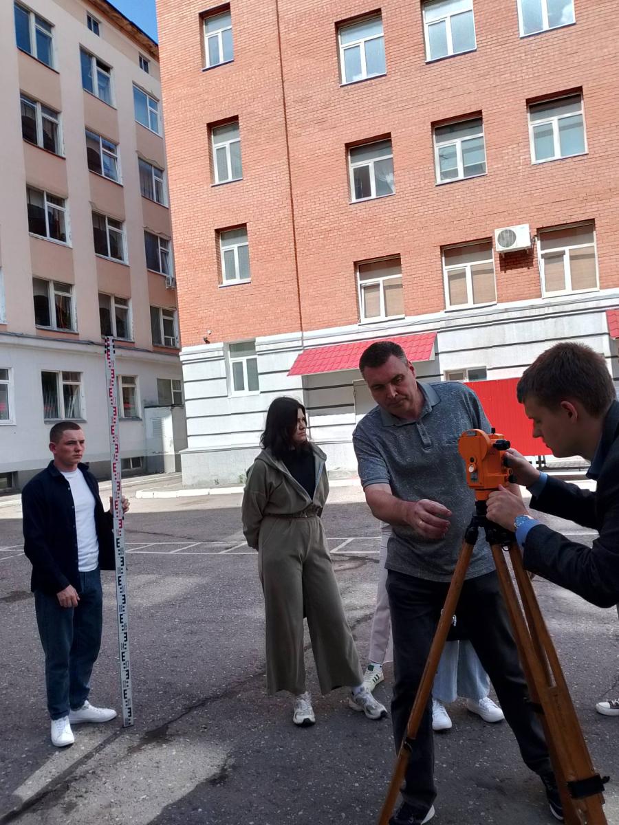 Обучающиеся направления подготовки 08.03.01. Строительство осваивают основы технологий инженерно-геодезических изысканий Фото 5