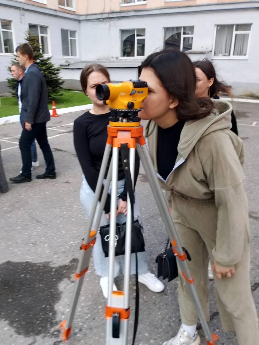 Обучающиеся направления подготовки 08.03.01. Строительство осваивают основы технологий инженерно-геодезических изысканий Фото 10