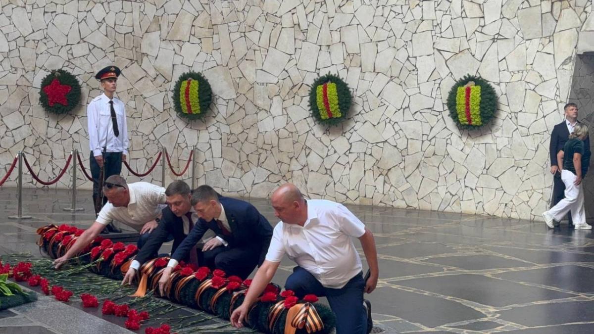 Церемония возложения цветов на Мамаевом кургане Фото 2