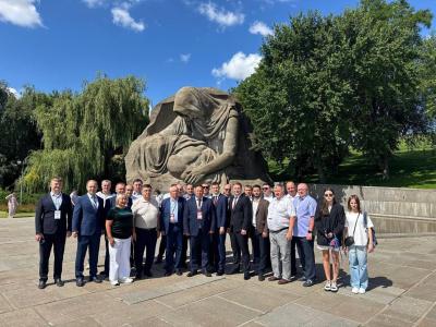 Церемония возложения цветов на Мамаевом кургане