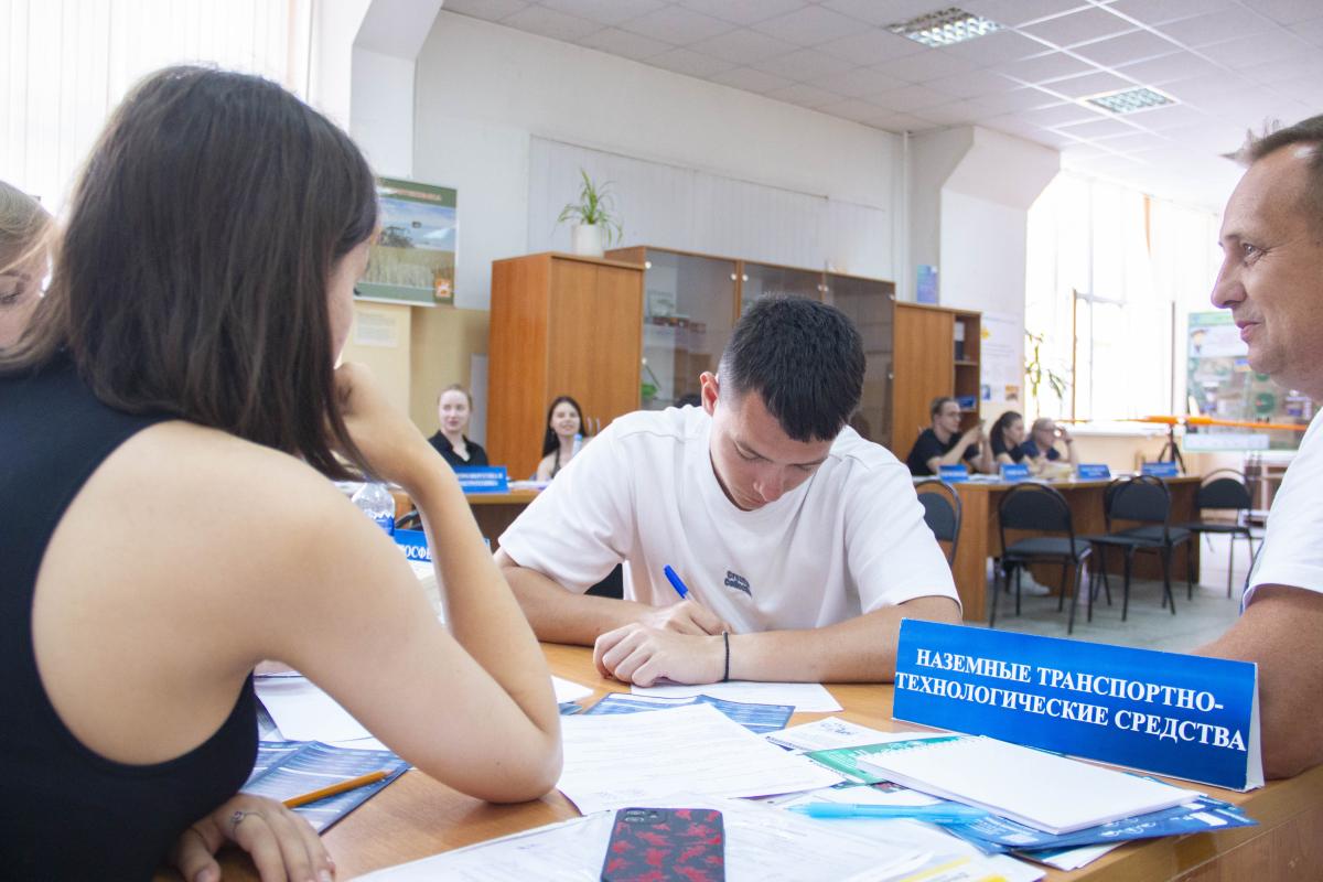 Абитуриенты подали свыше шести тысяч заявлений в вуз Фото 6