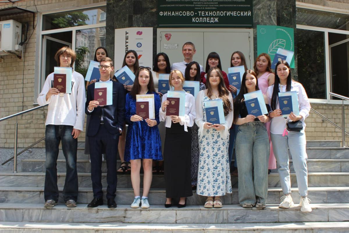 В колледже прошло торжественное вручение дипломов выпускникам 2025 года Фото 1
