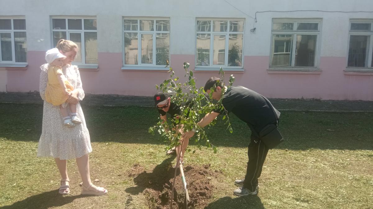 Молодые педагоги Марксовского филиала посадили деревья в День любви, семьи и верности. Фото 1