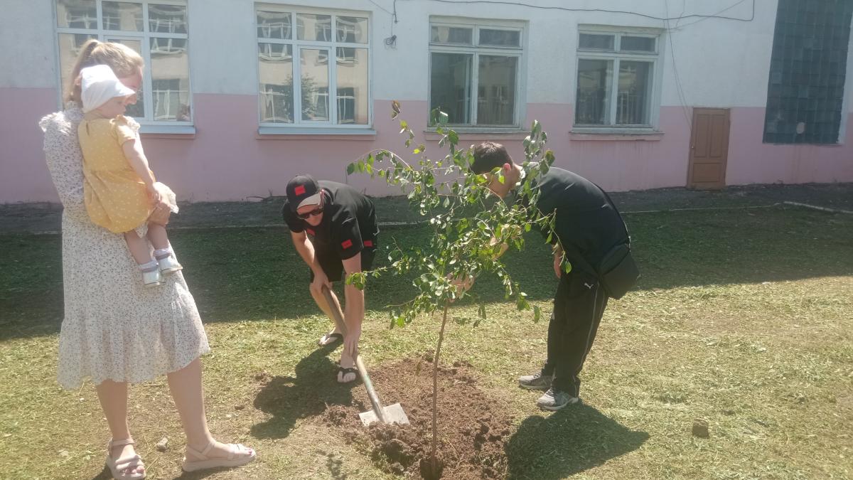 Молодые педагоги Марксовского филиала посадили деревья в День любви, семьи и верности. Фото 2