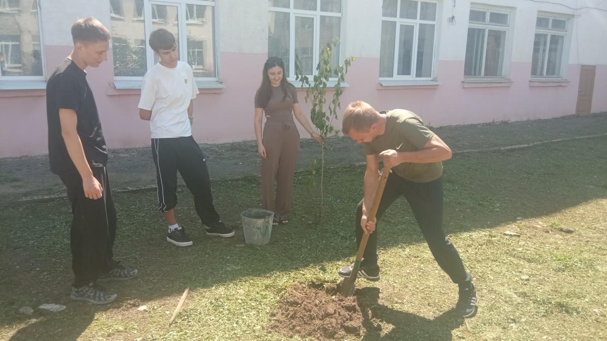 Молодые педагоги Марксовского филиала посадили деревья в День любви, семьи и верности. Фото 3