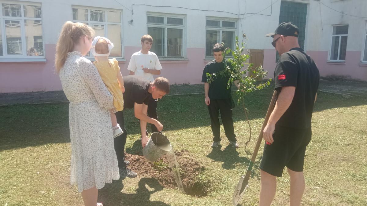 Молодые педагоги Марксовского филиала посадили деревья в День любви, семьи и верности.