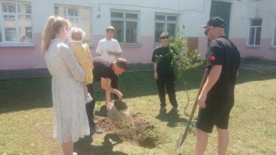 Молодые педагоги Марксовского филиала посадили деревья в День любви, семьи и верности.