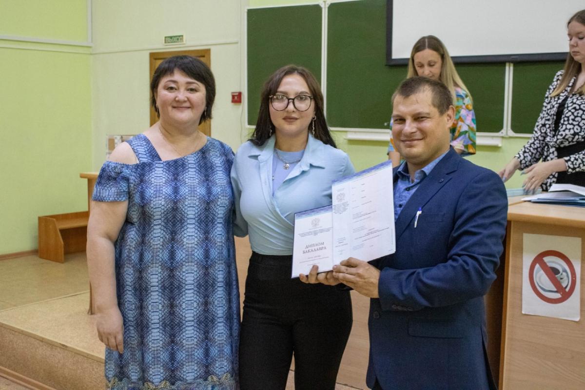 Вручение дипломов по направлениям подготовки бакалавриата заочной формы обучения Фото 2
