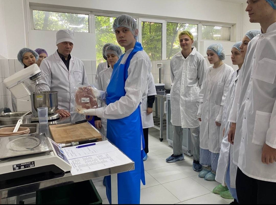Популяризация специальности 19.02.12 Технология продуктов питания животного происхождения, направленность «Производство продуктов питания из мясного сырья» Фото 3 Популяризация специальности 19.02.12 Технология продуктов питания животного происхождения, направленность «Производство продуктов питания из мясного сырья» Фото 3