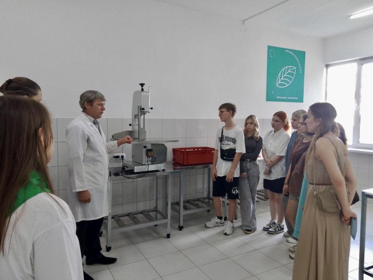 Экскурсия для абитуриентов на площадке "Мясопереработка и биотехнологии" Фото 3