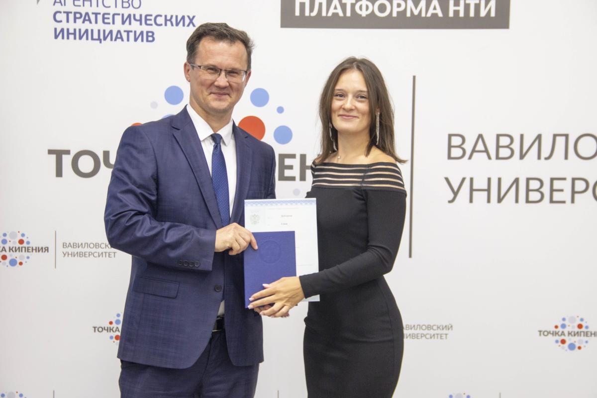 Выпускникам вручены дипломы и свидетельства об окончании аспирантуры Фото 10