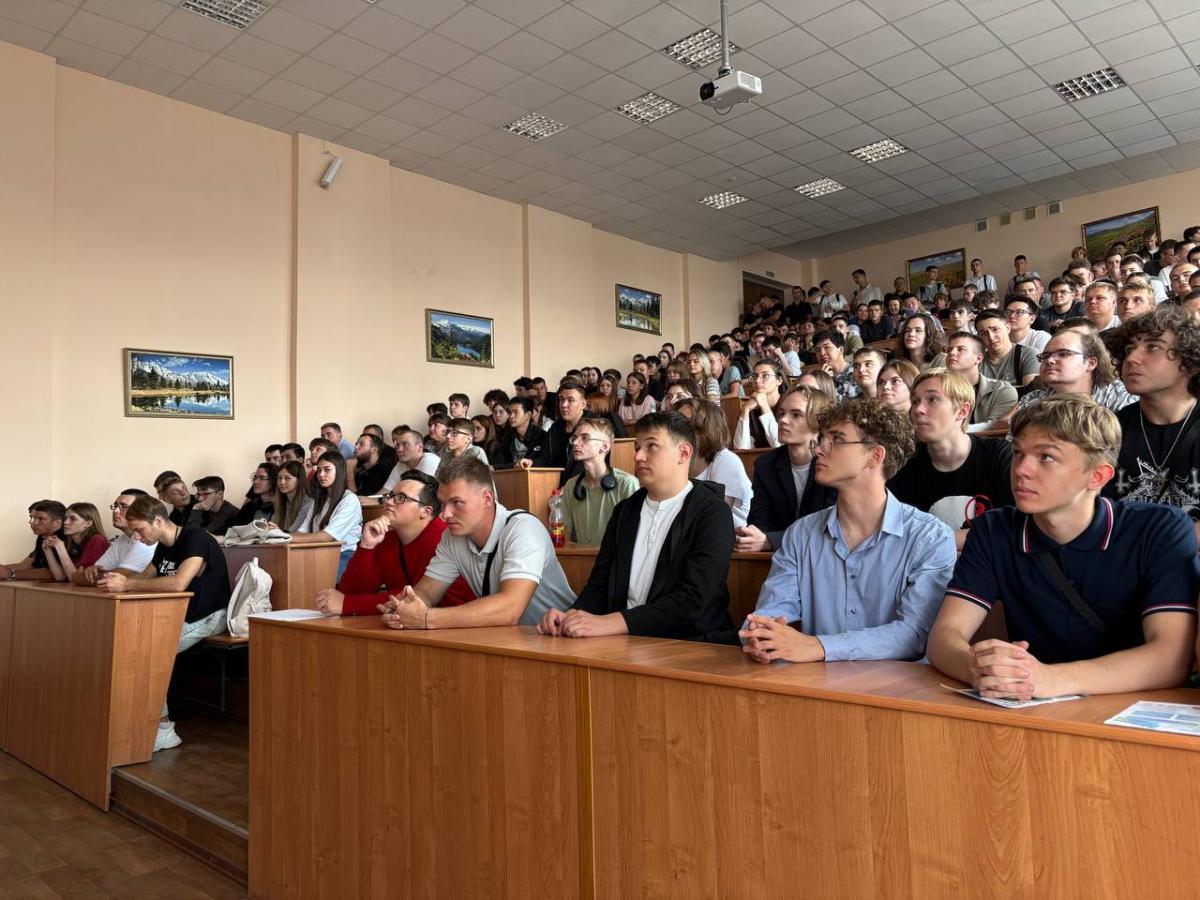 День солидарности в борьбе с терроризмом: первокурсники института инженерии и робототехники почтили память жертв