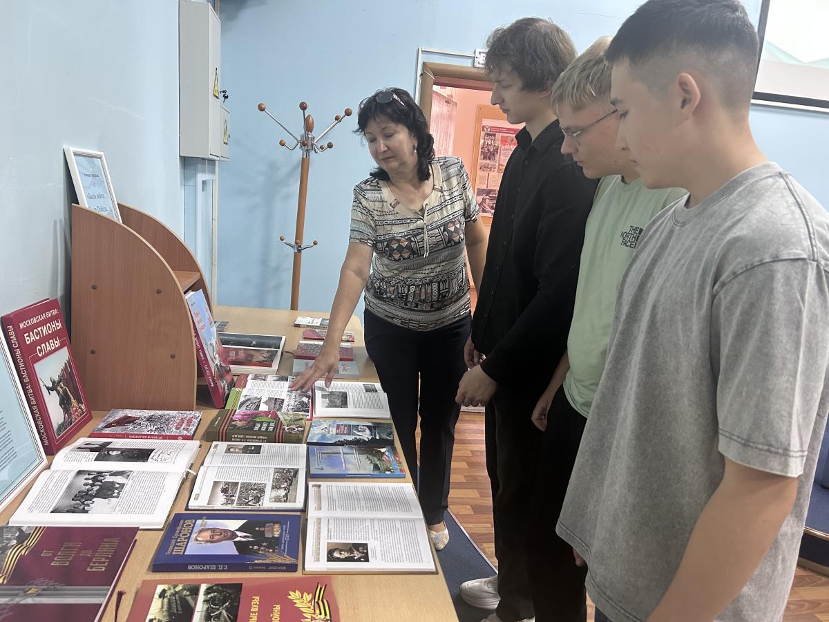 Студенты посетили выставку «Была война… Была Победа…» Фото 1