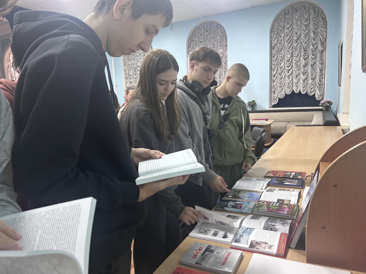 Студенты посетили выставку «Была война… Была Победа…» Фото 3