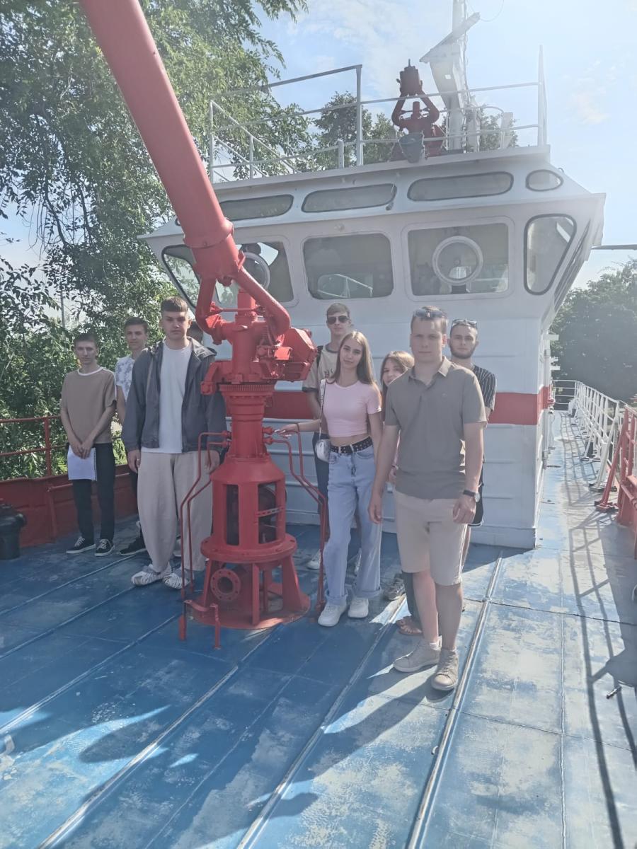 Обучающиеся групп Б-ТБ-101 и С-ПБ-101 в рамках учебной практики посетили Музей боевой и трудовой славы — музейный комплекс в Саратове. Фото 3