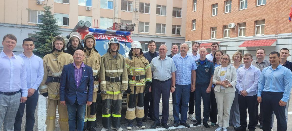 Участие 1 курса в церемонии посвящения в пожарные Фото 1