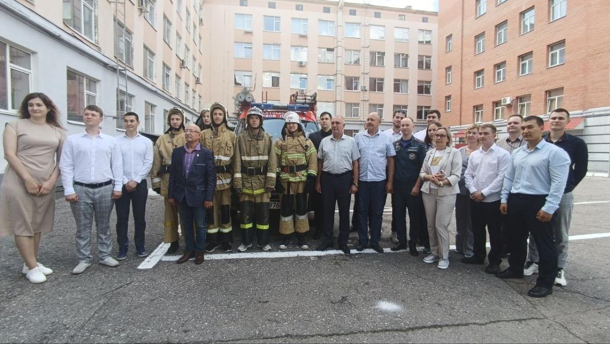 Участие 1 курса в церемонии посвящения в пожарные Фото 2