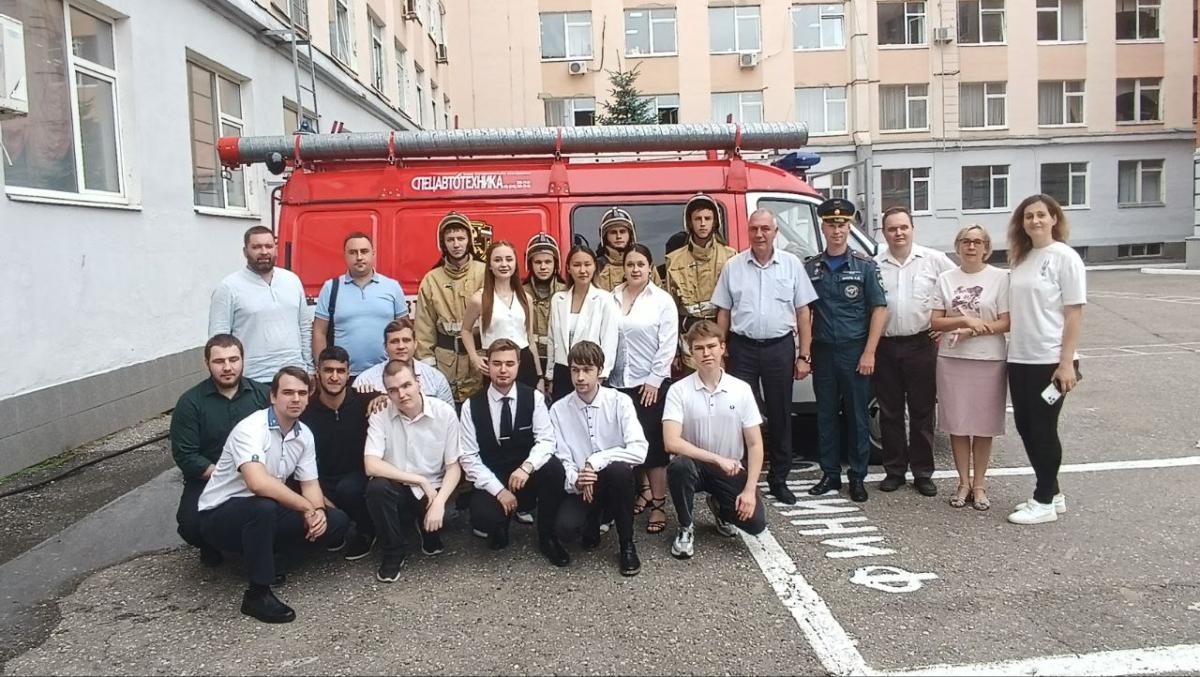 Участие 1 курса в церемонии посвящения в пожарные Фото 3
