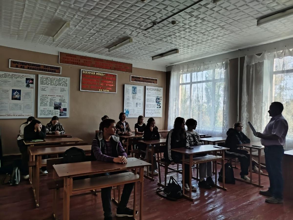 Понедельник начался с линейки и Разговоров о важном. Фото 2