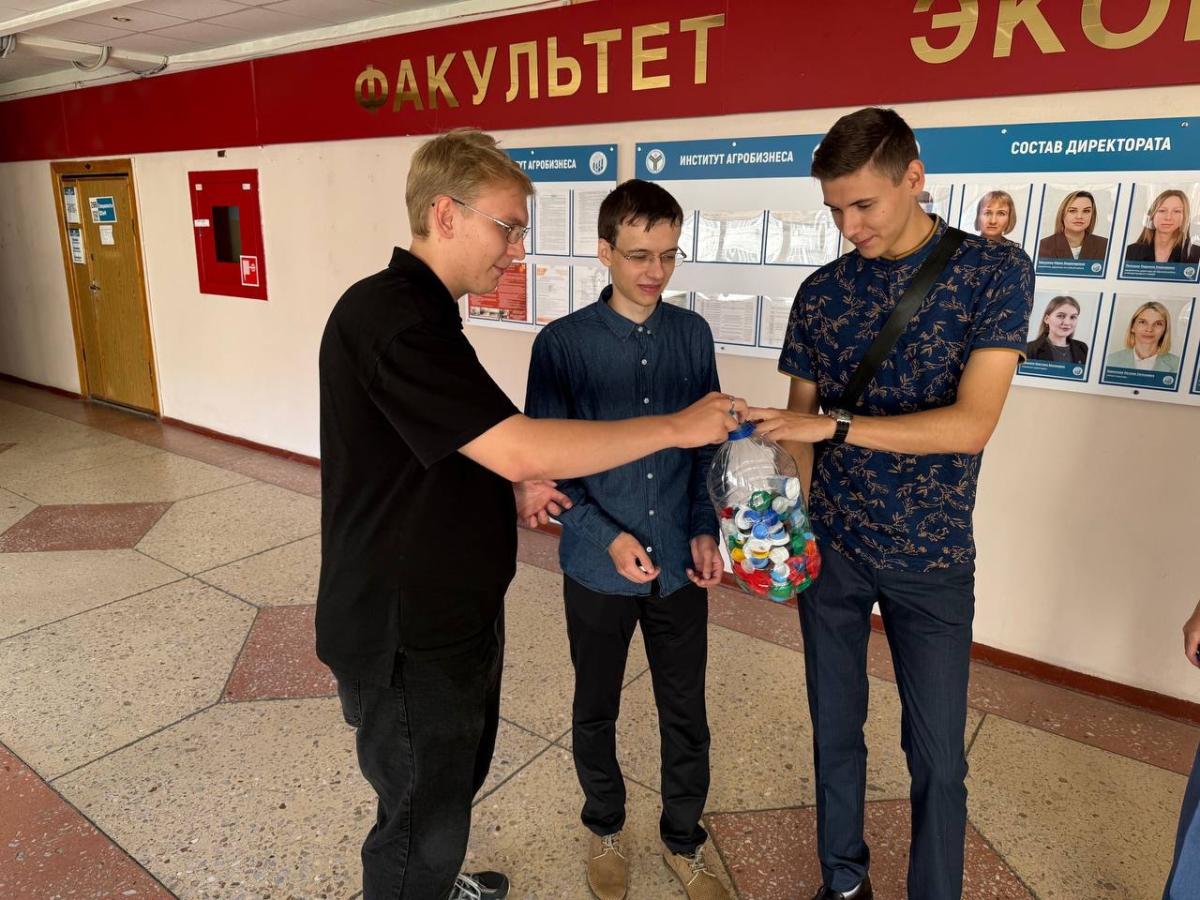 Студенты института агробизнеса  приняли участие в акции «100 крышек= 1 малек» Фото 3
